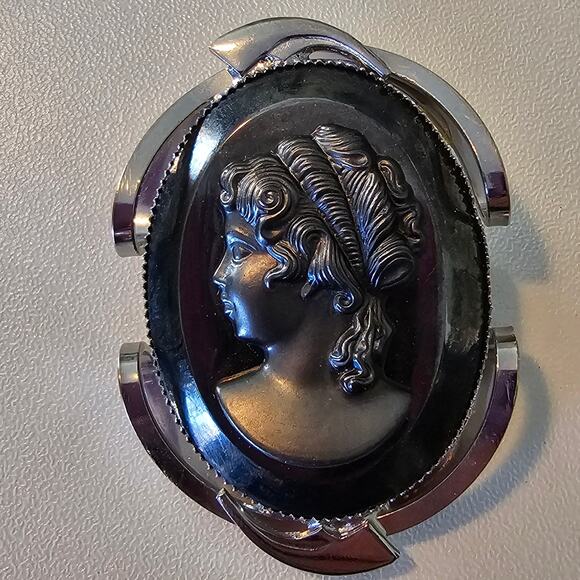 Vintage Black Intaglio Cameo Brooch with Silver Detail - Picture 5 of 6